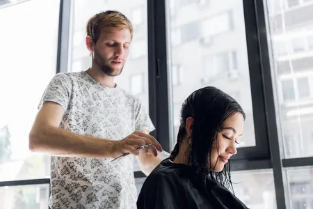 Friseur schneidet Haare im Salon